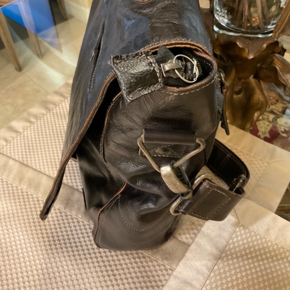 THE SITKA MESSENGER BAG BY KODIAK LEATHER COMPANY - Picture 5 of 11